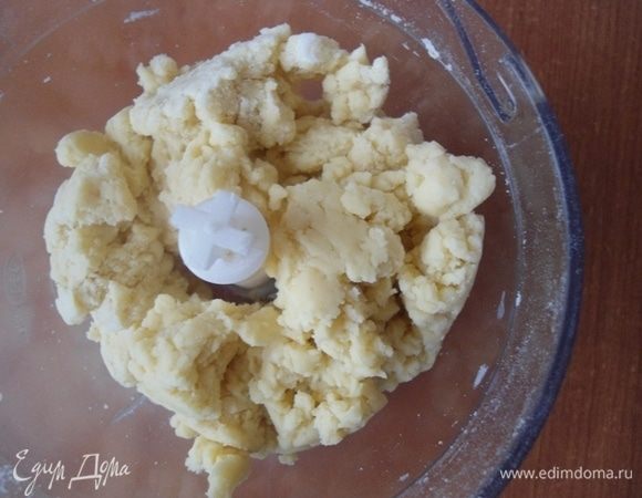 Добавить желток (оставшийся белок пойдет в начинку), сметану и еще раз взбить. Все должно соединиться. 