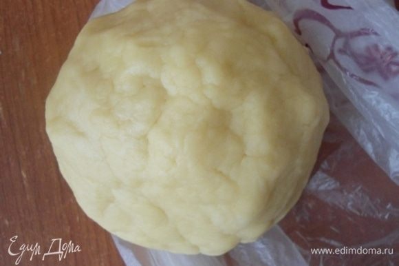 Собрать тесто в шар в пленку или пакет, убрать в холодильник на 30 минут.
