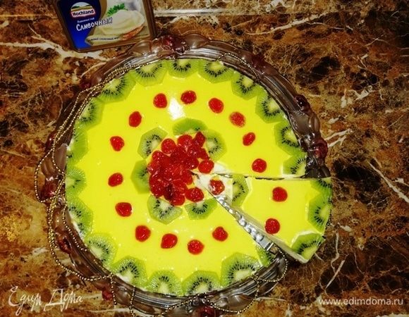 Я разложила киви, сушеную вишню и залила аккуратно лимонным желе. Яркие цвета очень поднимают настроение холодной, белой зимой!