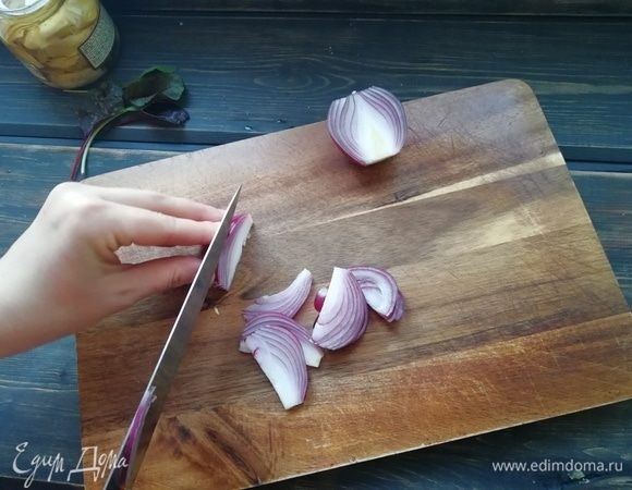 Красный лук почистить, нарезать тонкими полукольцами.