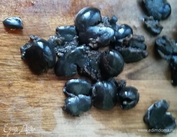 Оливки раздавить плоской стороной ножа и удалить косточки.