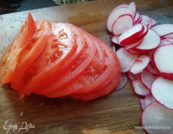 Помидор и редис нарезать тонкими кружками.