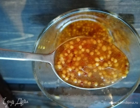 Приготовить заправку: соединить 1 ч. ложку горчицы с 1 ст. ложкой уксуса, посолить, поперчить и перемешать. Постоянно помешивая, тонкой струйкой влить оливковое масло.