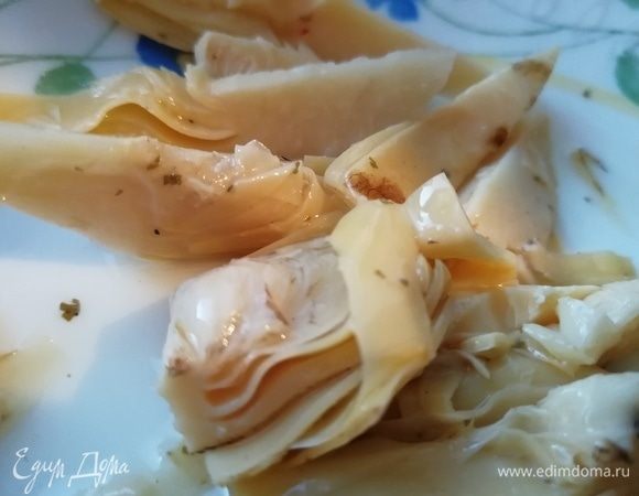 Артишоки порезать на 2-3 части.