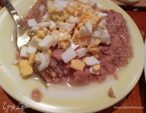 Приготовить начинку: тунца размять вилкой, добавить рубленое яйцо, оставшуюся горчицу и оливковое масло, поперчить, посолить и все перемешать.