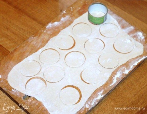 Напыляем мукой разделочную доску и тонко раскатываем тесто, вырезаем формочкой кружочки, ф=5 см. 