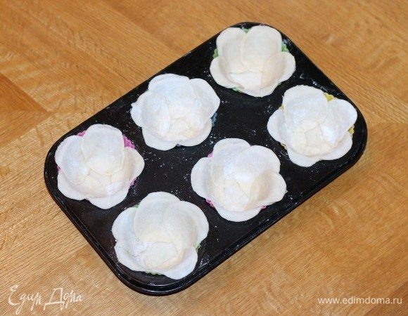 Из 5 кружочков теста, формируем в формочке корзиночку.