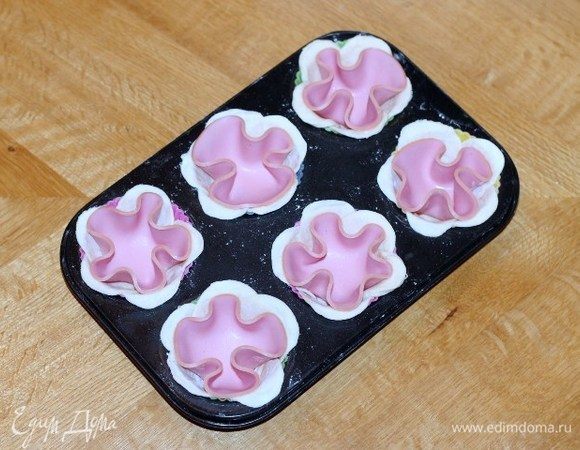 Кладем по 1 тонкому кружочку колбасы.