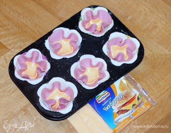 Затем режем пластину сыра на 4 части и раскладываем по корзиночкам.