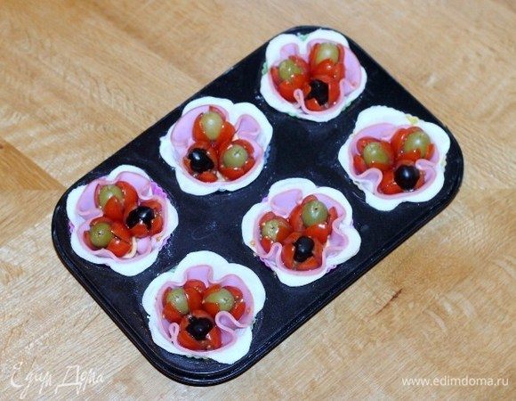 Раскладываем помидорчики черри по 3 штуки в каждую корзиночку.