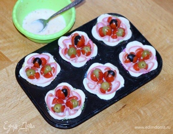 Яйцо взбиваем с щепоткой соли. Добавляем 2 ст. л. сливок, приправу, молотый перец и перемешиваем. Заливаем корзиночки яичной смесью.