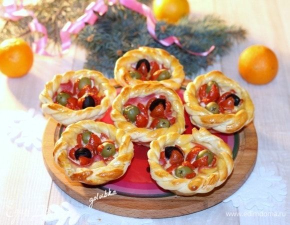 Затем переключаем духовку на 190°С. Достаем формочку из духовки и смазываем корзиночки взбитым желтком. По желанию, можно посыпать черным кунжутом.
