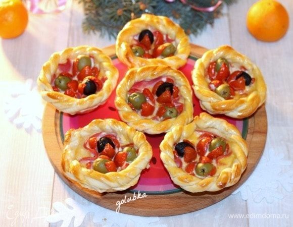 Испеченным корзиночкам даем время немного остыть и вынимаем из формочек.