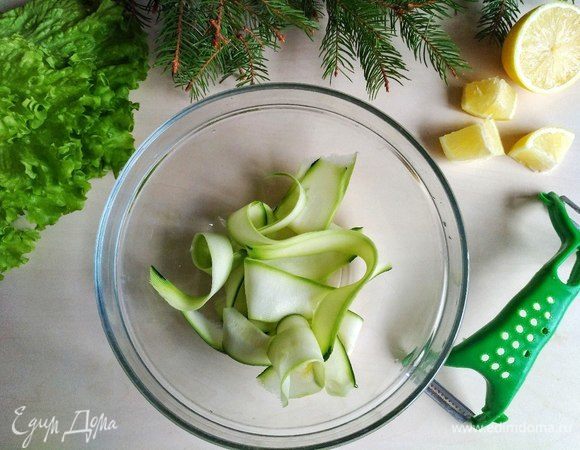 Отправляем в глубокую тарелку, предварительно сбрызнув соком лимона.