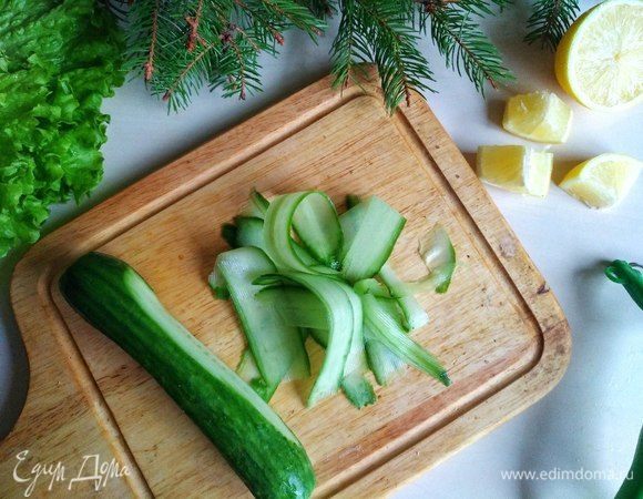 Таким же образом нарезаем свежий огурец. Сердцевину не режем, т.к. она слишком водянистая