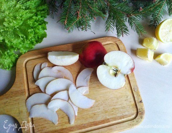 Затем берем яблоко и так же режем его тонкими слайсами. Обязательно сбрызгиваем его соком лимона, потому что оно быстро окисляется и теряет свой привлекательный вид.