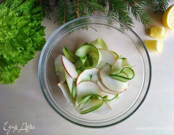 Отправляем яблоко в тарелку.