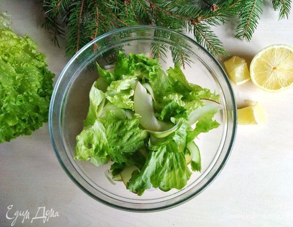 Затем рвем листья салата.