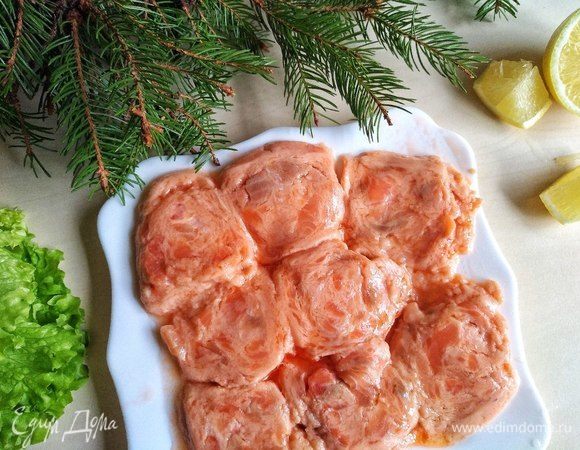 Возьмем красную рыбку. У меня это медальоны из семги и форели. Сбрызгиваем кунжутным маслом и солим по вкусу. В сковороде разогреваем оливковое масло и обжариваем с двух сторон. По три минутки с 2-х сторон. Важно не пережарить рыбку.