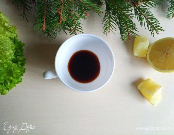 Тем временем приготовим соус. Смешаем соевый соус, кунжутное масло и бальзамический уксус.