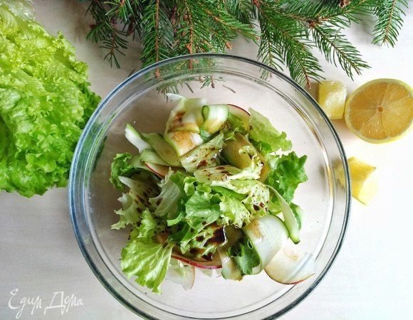 Поливаем большей частью этой заправки наш салат. Перемешиваем. Выкладываем салат горкой на отдельную тарелку, на которой будем подавать блюдо.