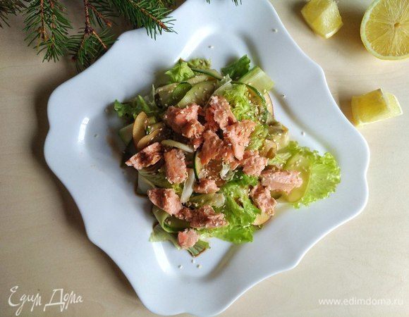 Обжаренную рыбу выкладываем на бумажное полотенце. Затем разбираем её на небольшие кусочки, выкладываем сверху на подушку салата, поливаем оставшейся заправкой и посыпаем все кунжутом. Приятного аппетита.