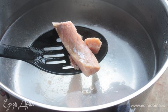 Рыбу порежьте на некрупные куски (сильно мелкими их делать не нужно). Луковицу очистите и разрежьте на 2 половины. Опустите лук и рыбу в кипящую воду. Рыба приготовиться за 5-7 минут в зависимости от размера кусочков. Аккуратно выньте ее шумовкой и отложите на время в отдельную емкость.