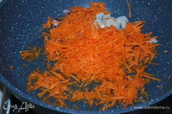 Обжарить на растительном масле морковь и лук.