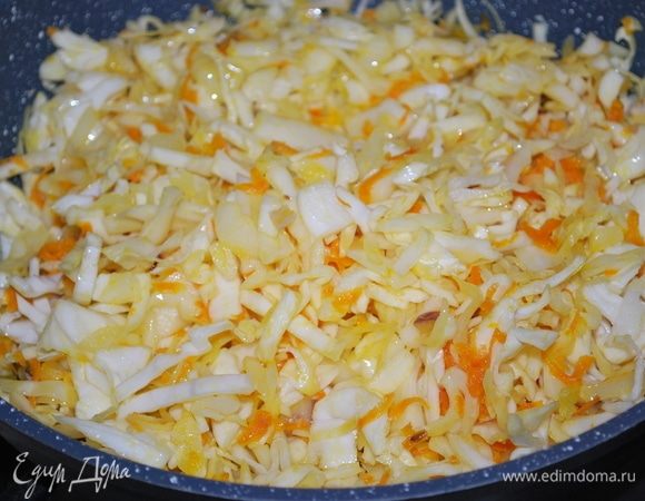 Добавить порезанную капусту, обжарить капусту до готовности.