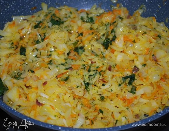 К готовой капусте добавить зелень, черный перец, соль по вкусу и щепотку приправы кумин.