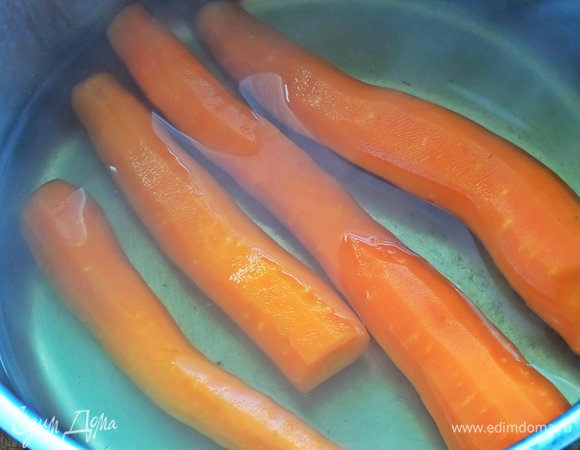 Морковь тоже заранее варится сразу на несколько вариантов.