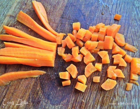 Но нужна только одна морковка, которую измельчить.