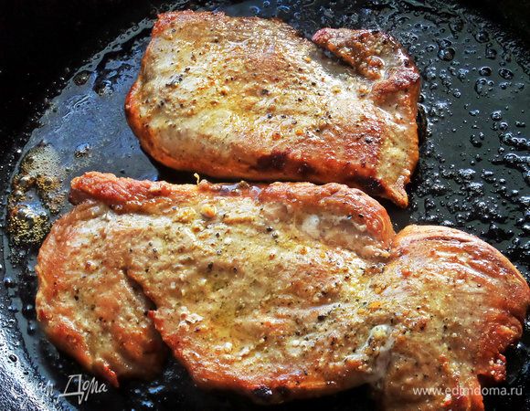 Куриные грудки разрезать тонко вдоль, отбить, обвалять в приправах для курицы и обжарить с двух сторон до готовности.