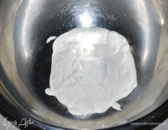 Сделаем тесто. К сметане добавить соду, перемешать, добавить сахар, соль и яйцо.