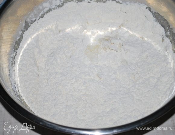 Добавить муку и замесить тесто.