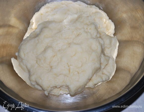 Тесто получается очень мягкое и эластичное.