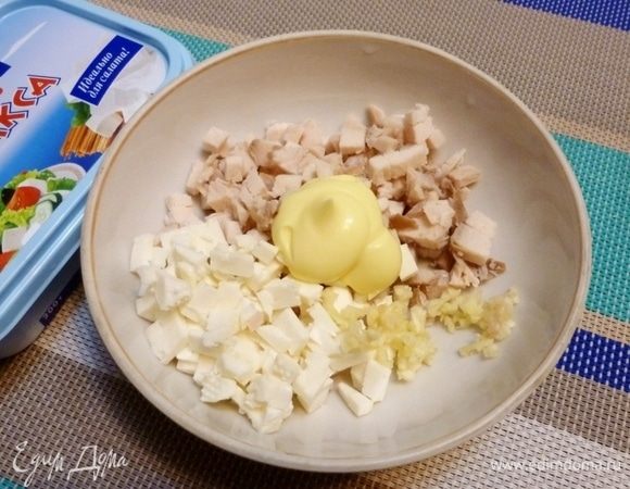 Приготовим начинку для закуски. Я мелко порезала куриную грудку, как я ее готовлю здесь — https://www.edimdoma.ru/retsepty/108006-kurinaya-grudka-v-medovo-rozmarinovom-marinade, фетаксу от Hochland, выдавила чеснок через пресс и заправила все майонезом. Поперчила.
Хочу сказать, что для меня оказалось солоновато, поэтому майонез можно заменить сметаной или добавить что-то пресное, например, вареное яйцо или морковь.
