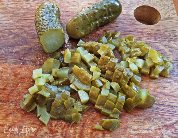Огурцы тоже нарезать кубиками.