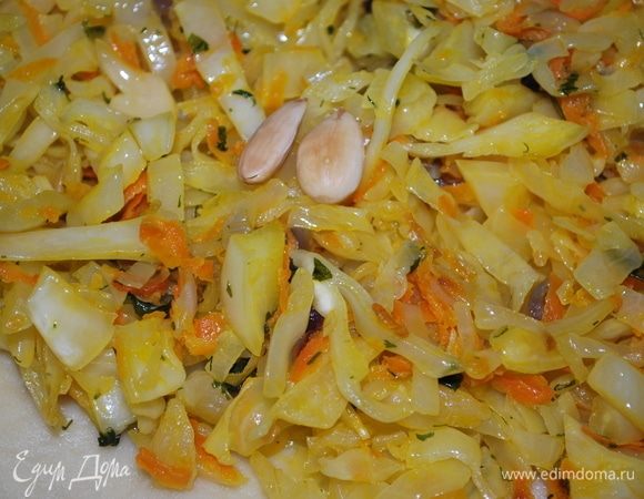 На капусту положим несколько орехов в разные места.