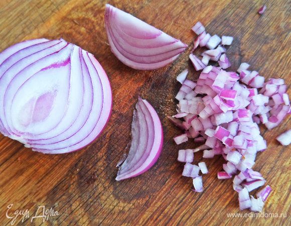 Лук мелко покрошить.
