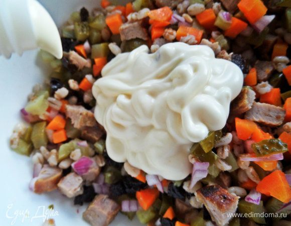 Заправить майонезом.