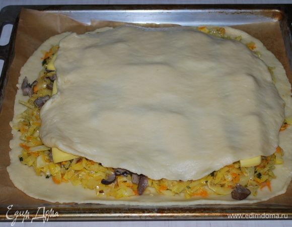 Закрыть сверху тестом и сформировать пирог.