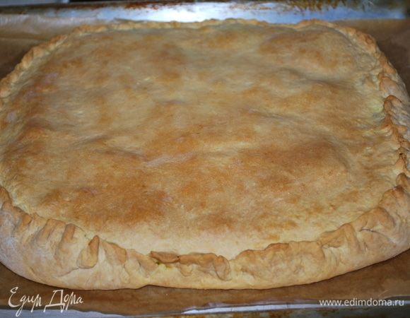 Готовый пирог сверху смазать сливочным маслом.