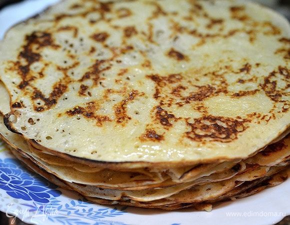 Выпекайте блины на умеренном огне, смазывая сковороду маслом.
