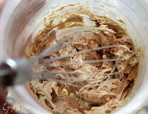 Масло взобьем со сливочным сыром, сахарной пудрой, какао-порошком.