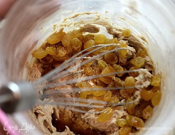 Добавим сваренный мак и изюм вместе с коньяком. Все перемешайте.