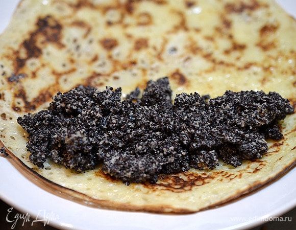 На край каждого блинчика кладем начинку и сворачиваем трубочкой.