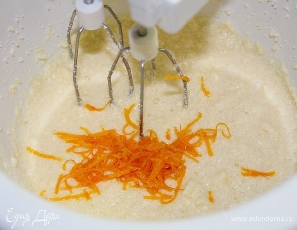 Добавить цедру одного апельсина.