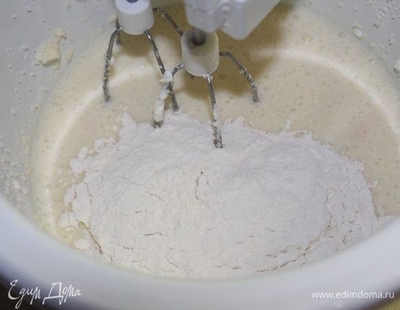 Муку с разрыхлителем, перемешать.