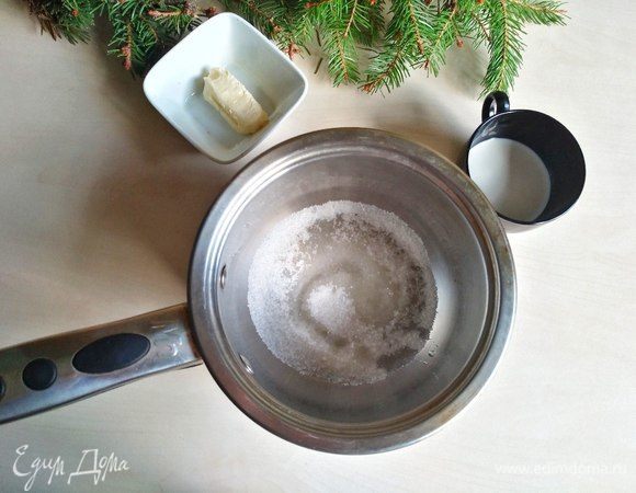 Сварим карамельный соус. Для этого насыпаем сахар в кастрюльку, выльем туда же воду и поставим на средний огонь.